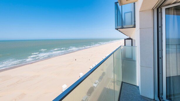 A balcony with a clear view of a sandy beach and the ocean. - Apartment With sun Facing Terrace (Middelkerke)