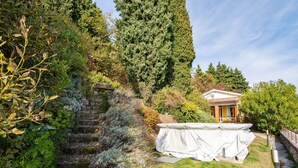A garden with a stone staircase leading to a house with a tiled roof. - Holiday Home in Marciaga With Pool & Gulf Views (Costermano sul Garda)