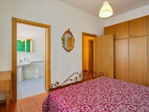 House | 3 bedrooms, individually furnished, bed sheets - Holiday Home in Marciaga With Pool & Gulf Views (Costermano sul Garda)