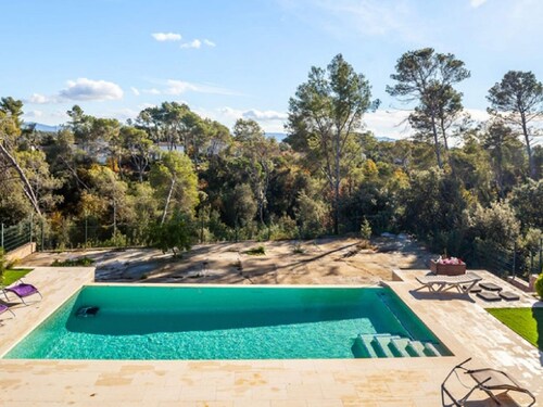 Villa in Castellar del Riu With Pool & Pyrenees