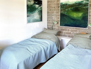 House | 1 bedroom, individually furnished