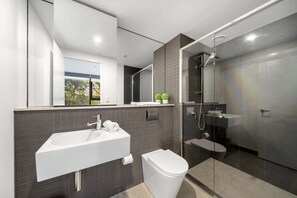 Douche, séchoir à cheveux, serviettes fournies, shampooing