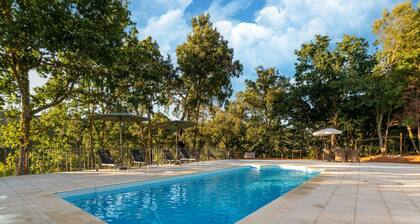 Comfy House With Large Garden and Swimming Pool