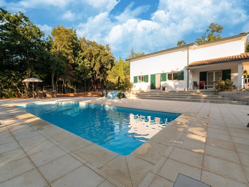 Comfy House With Large Garden and Swimming Pool