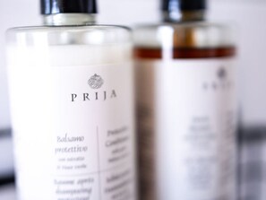 Two bottles of PRIJA Balasmao protetivo. - Apartment for 6 Modern Retreat (Andernach)
