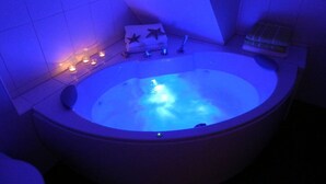 Un jacuzzi con una decoración de estrella de mar y velas a un lado.