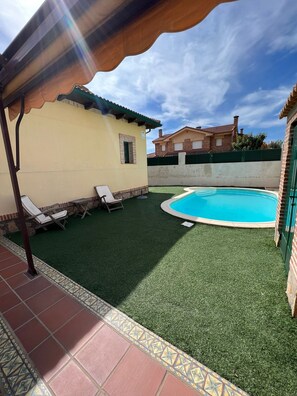 Chalet | Pool | Indoor pool, outdoor pool - Belvilla by OYO Single Chalet en La Adrada (La Adrada)