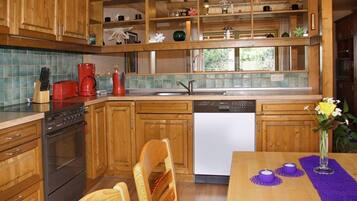 House | Private kitchen | Oven, electric kettle, toaster