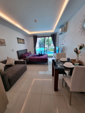 Interior - Pool Access View Laguna Beach Resort 3 Condo (Pattaya)