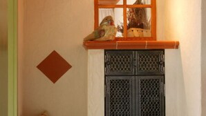 A corner with a bench, a basket, and a window with a view. - Oberrain in het "vakantiehuis Schenk" (Baiersbronn)