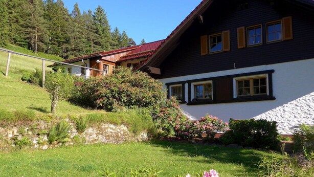 A traditional chalet with a sloped roof, wooden exterior, and a stone foundation. - Oberrain in het "vakantiehuis Schenk" (Baiersbronn)