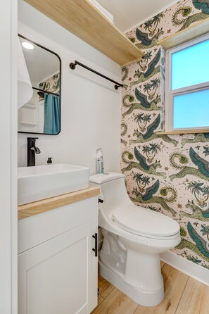 Ducha, secador de pelo y toallas