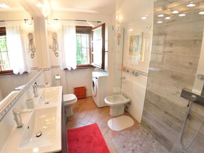 House | Bathroom | Shower - Holiday Home in Pescaglia Near Tuscan Beaches (Camaiore)