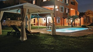 A two-story house with a swimming pool, outdoor seating, and a covered patio area. - Holiday Apartment DEA Vista (Medulin)