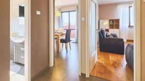 A modern apartment with a kitchen, dining area, and living room. - Holiday Apartment DEA Vista (Medulin)