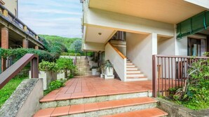 A staircase leading to a building with a tiled roof and a metal railing. - Residenza Montecatini (Montecatini Terme)