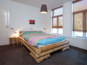3 bedrooms, individually furnished, iron/ironing board, bed sheets - Holiday Home in Alkmaar by Canal (Alkmaar)