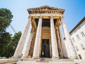 A classical building with columns and a door, likely a historical site. - Adalene Comfortable Holiday Residence (Liznjan)