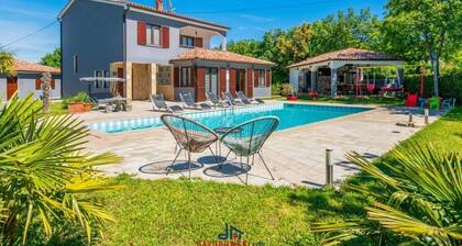 Adalene Comfortable Holiday Residence