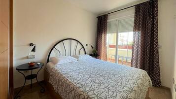 2 عدّة غرف نوم وطراز فريد لكل وحدة ومكواة/لوح كي وملاءات أسرّة