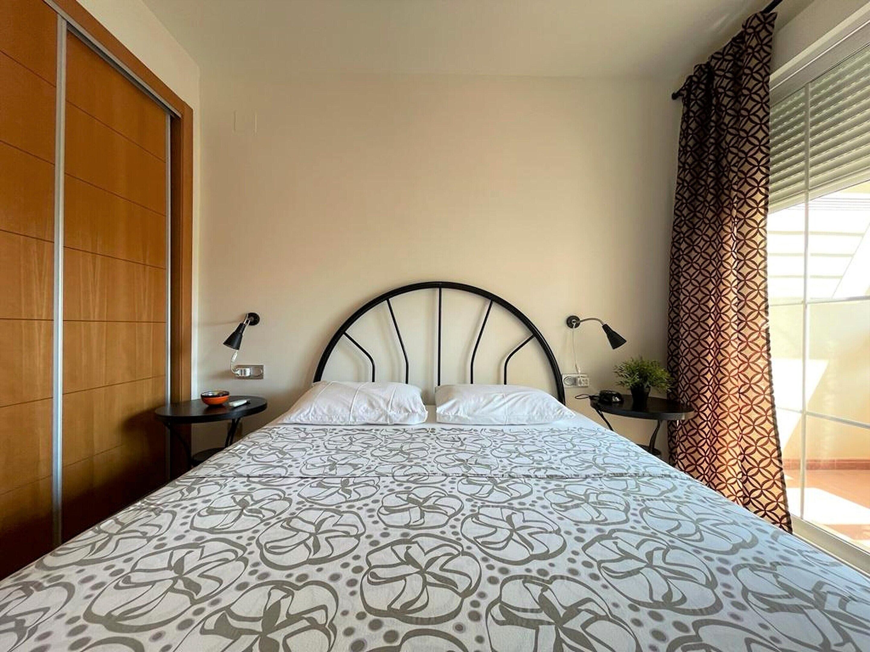 2 chambres, ameublement personnalisé, fer et planche à repasser