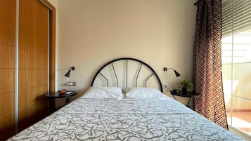 Apartment | 2 bedrooms, individually furnished, iron/ironing board, bed sheets