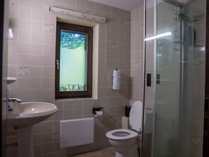 House | Bathroom | Bathtub - Typical Ardennes Chalet With hot tub (Waimes)