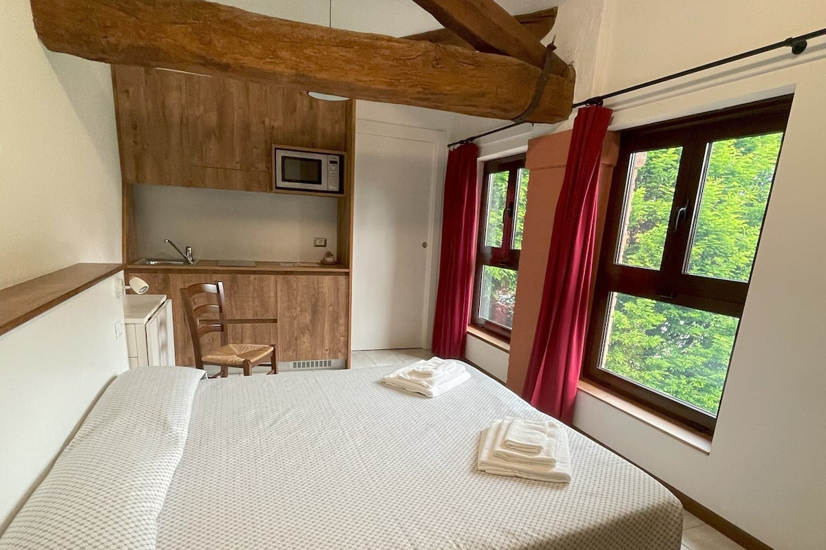 Minibar, escritorio, wifi gratis y ropa de cama