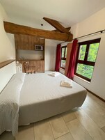 Quarto casal ou duplo clássico, para não fumantes, vista para o pátio | Frigobar, escrivaninha, Wi-Fi de cortesia, roupa de cama