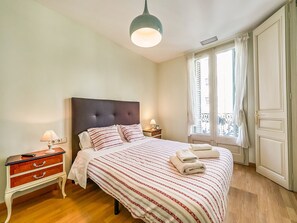 Room - Belvilla by OYO Rambla Paris Apartment (Barcelona)