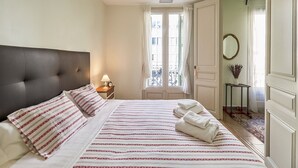 Villa | 4 bedrooms, bed sheets - Belvilla by OYO Rambla Paris Apartment (Barcelona)