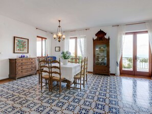 Villa | Dining - Villa in Torri With Pool & Mountain Views (Torri del Benaco)