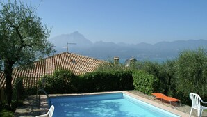 Une piscine avec vue sur les montagnes en arrière-plan.