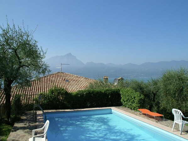 Une piscine avec vue sur les montagnes en arrière-plan.