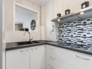 Appartement | Privékeuken | Een waterkoker, een broodrooster, een kinderstoel