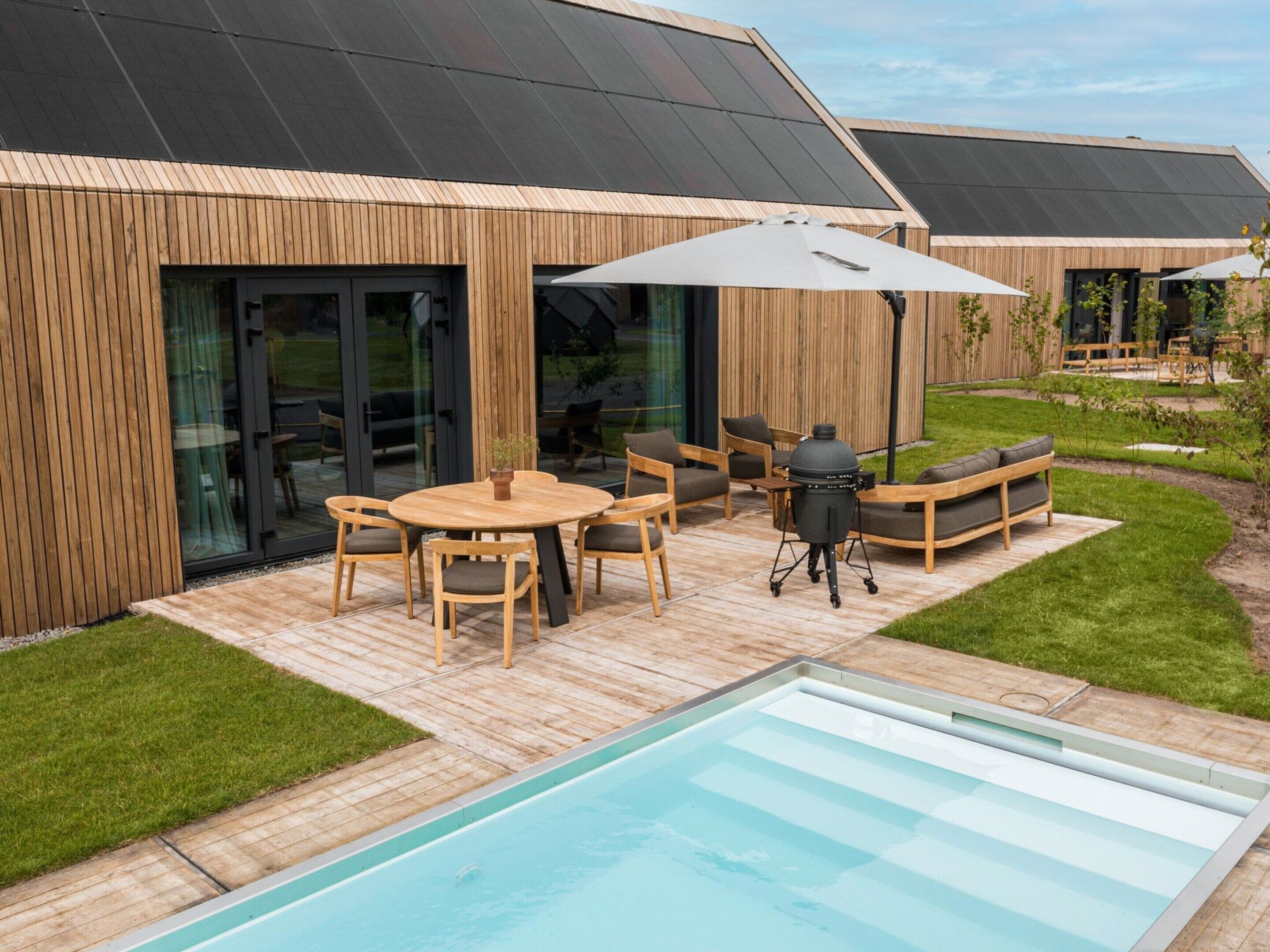 Huis | Zwembad | Een binnenzwembad en een buitenzwembad