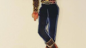 A vintage casino sign with a man in a checkered shirt and a hat. - Cosy Apartment in Duisburg (Duisburg)