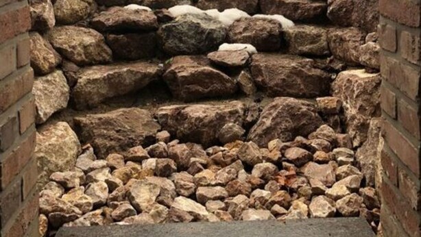 A stone staircase leading up to a building with a gabled roof. - Cosy Apartment in Duisburg (Duisburg)
