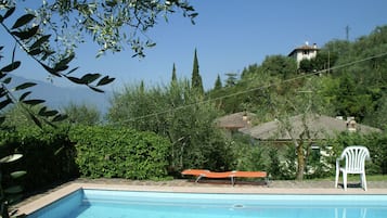 Vila | Piscina | Piscina interna, piscina externa