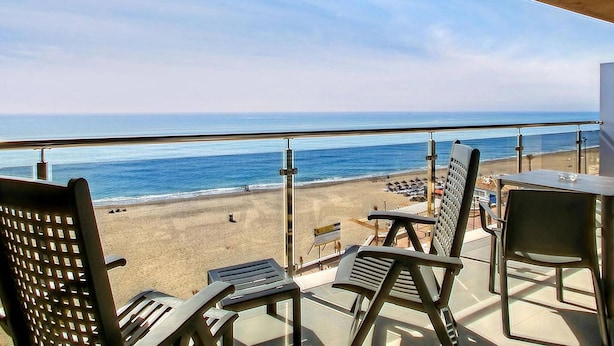 A balcony with a view of the beach and ocean. - Belvilla by OYO Apartamento 2habitaciones (Fuengirola)