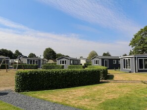 Chalet | Exterior - Chalet on the Recreational Lake and the Veluwe (Lathum)