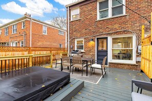Outdoor dining - Upscale 3BR/2BA w/ Jacuzzi, Steps from Big House! (Ann Arbor)