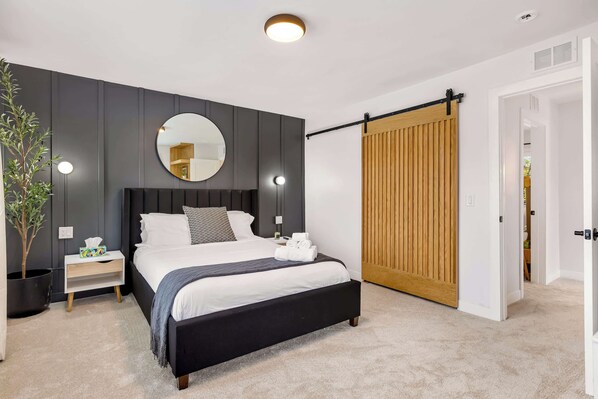 3 bedrooms, desk, iron/ironing board, travel cot - Upscale 3BR/2BA w/ Jacuzzi, Steps from Big House! (Ann Arbor)