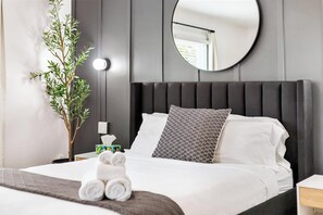 3 soverom, skrivebord, strykejern/-brett og reiseseng for barn