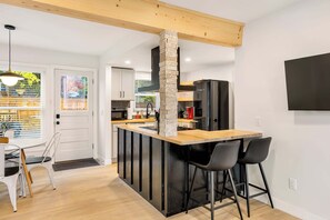 Kjøleskap, mikrobølgeovn, ovn og kokeplater