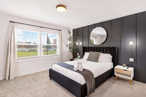 3 habitaciones, escritorio y tabla de planchar con plancha 