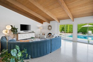 TV, fireplace, stereo