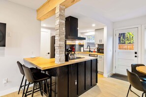 Fridge, microwave, oven, stovetop - Cute 3BR/2BA w/ Jacuzzi, Steps from Big House! (Ann Arbor)