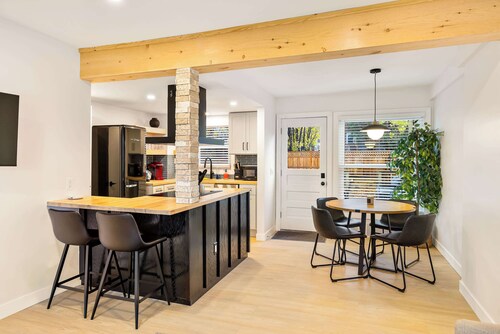 Cute 3BR/2BA w/ Jacuzzi, Steps from Big House!