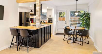 Cute 3BR/2BA w/ Jacuzzi, Steps from Big House!